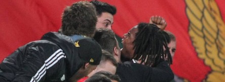 Liebling der Fans: Renato Sanches auf dem Zaun mit den Benfica-Anhängern.