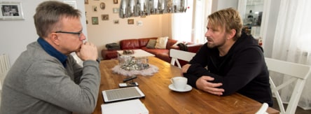 kicker-Reporter Thomas Hennecke und Sven Mislintat im Gespräch.