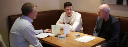 Interview: Robert Lewandowski mit den kicker-Reportern Frank Linkesch (l.) und Karlheinz Wild.