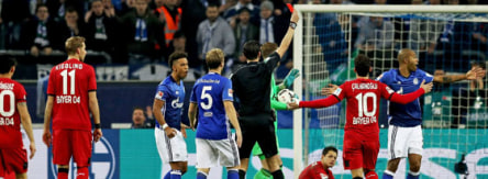 Aufregung in der Anfangsphase: Schalkes Naldo siegt die Rote Karte.