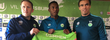 Sportchef Olaf Rebbe, Victor Osimhen und Trainer Valerien Ismael (v.li.)