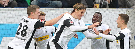 Matthias Ginter (li.), Jannik Vestergaard (Mi.), Thorgan Hazard (re.)