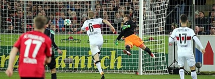 Ron-Robert-Zieler (2.v.re.)