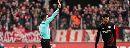 Aussetzer mit Folgen: Osmers zeigt Alario (r.) nach dessen Tätlichkeit Rot.