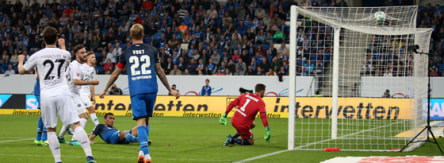 Ausgleich: Hannovers Karaman (2.v.li.) trifft zum 1:1.