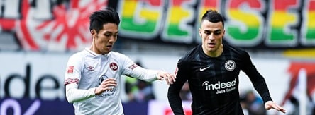 Vergaben vor der Halbzeit gute Chancen: Yuya Kubo und Frankfurts Filip Kostic (r.).
