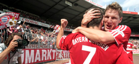 Bayern-Jubel: Schweinsteiger feiert mit Torschütze Ribery.