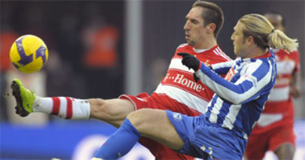 Fußball, Bundesliga: Franck Ribery gegen Andrey Voronin.
