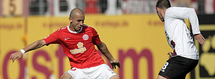 Soto im Duell mit dem Lauterer Tiffert (re.).