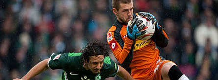 Bremens Pizarro setzt gegen Bailly (re.) nach