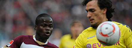: Dortmunds Hummels schirmt den Ball gegen Ya Konan ab