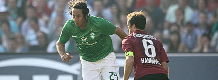 Bremens Pizarro gegen Cherundolo (re.).