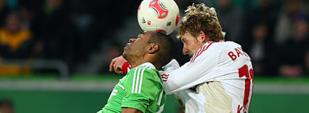 Wolfsburgs Naldo gegen Kießling (re.).