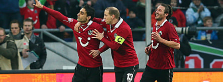 Abdellaoue, Schlaudraff und Schulz (v.li.) nach dem 1:1