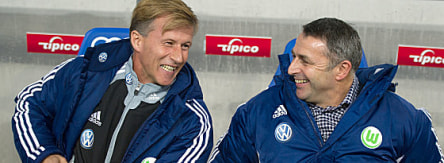 Wolfsburgs Co-Trainer Andries Jonker und Klaus Allofs (re.)