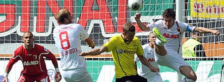 Augsburgs Verhaegh (re.) im Duell mit Bender