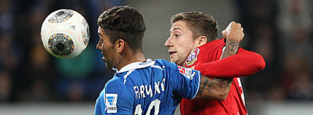 Hoffenheims Roberto Firmino im Duell mit Jens Hegeler (re.)