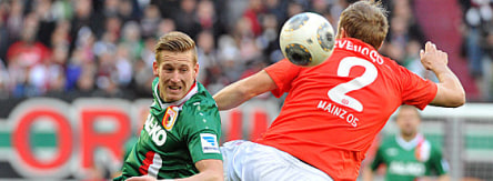 Augsburgs Hahn gegen Svensson (re.)