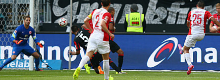 Ab damit: Bobadilla (re.) trifft zum 1:0.