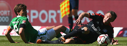 Gekreuzte Klingen: Bremes Fritz im Duell mit Olic (re.).