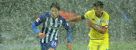 Kaltstart: Berlins Haraguchi und Amiri (re.) im Sprintduell.