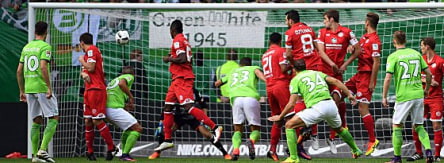 Ein seltener Höhepunkt in Hälfte eins: Rodriguez prüft Lössl per Freistoß.