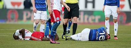 Häufiges Bild: Auf dem Boden liegende Spieler, hier Hamburgs Jung und Colak.