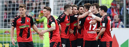 Freiburger Freude: SC-Spieler bejubeln das soeben erzielte 1:0 von Haberer.