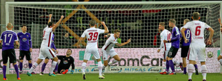 Nürnbergs Burgstaller jubelt nach dem 2:1 in Aue.