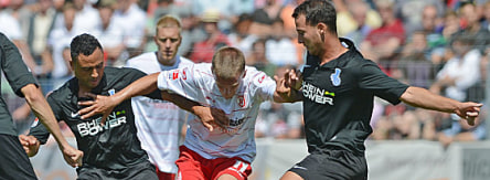 Regensburgs Haag gegen da Silva und Öztürk (re.)