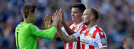 Der Dank galt dem Keeper: Daniel Mesenhöler entschärfte zahlreiche Chancen.