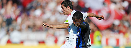 Kölns Jajalo im Duell mit Boachie (re.)