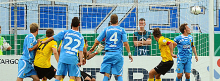 Koch (2.v.re.) trifft zum 1:0
