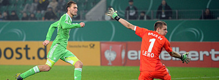 Bas Dost, Bernd Leno (v.li.)