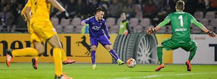 Pech im Abschluss: Aues Handle scheitert an Keeper Hradecky (re.).
