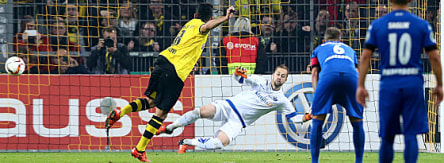 Ilkay Gündogan (l.), Lukas Kruse (M.)