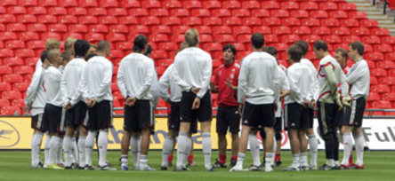 Joachim Löw und seine Spieler beim Training im Wembley-Stadion.