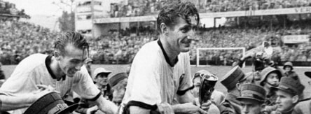 Horst Eckel (l.) mit seinem Mentor Fritz Walter und dem WM-Pokal.