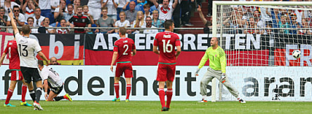 Adam Lang (#2), Gabor Kiraly (r.)