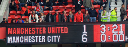 Die Anzeigetafel im Old Trafford kurz vor dem Ende des Manchester-Derbys