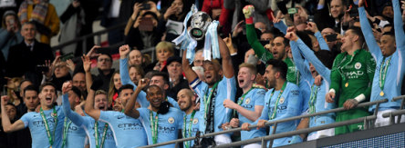 Vincent Kompany präsentiert die Trophäe