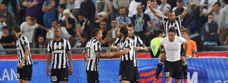 Feiern nach dem 2:1, als wäre das Spiel bereits beendet: Juve-Torschütze Matri (#32) und seine Kollegen.
