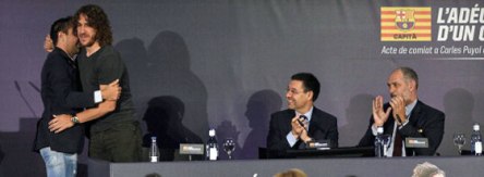 Abschied unter Applaus: Xavi umarmt Puyol unter Beifall von Präsident Bartomeu und Sportdirektor Zubizarreta.