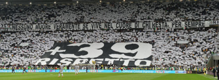Die Juve-Fans gedachten am vergangenen Wochenende der 39 Opfer. Auf den kleinen weißen Papierzetteln standen die Namen der Verstorbenen.
