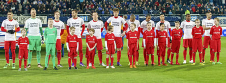 Theskers Kollegen in Enschede unterstützen den Defensivspieler.