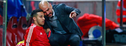 Bayern-Trainer Pep Guardiola und der ausgewechselte Thiago.