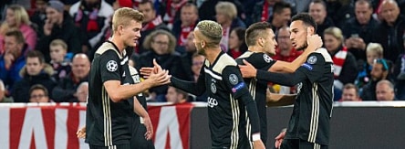 Freude pur: De Ligt, Ziyech, Tadic und Mazraoui (v.l.) bejubeln das 1:1.