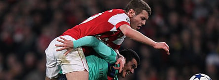 Barcelonas Pedro im Duell mit Wilshere (oben).