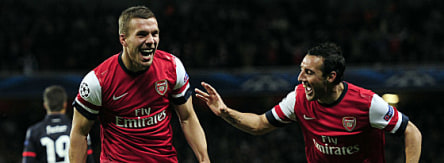 Lukas Podolski (li.) und Santi Cazorla