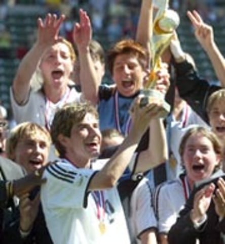 Der Augenblick des Triumphes: Bettina Wiegmann mit dem WM-Pokal.